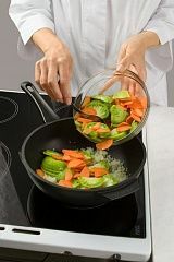 Приготовление блюда по рецепту - Зеленые помидоры с морковью и чесноком. Шаг 3